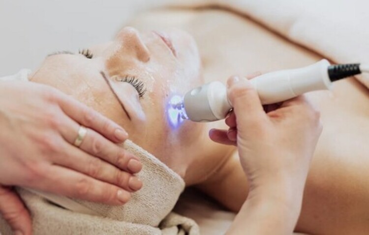 درمان لک و تیرگی پوست با لیزر چگونه انجام می‌شود؟
